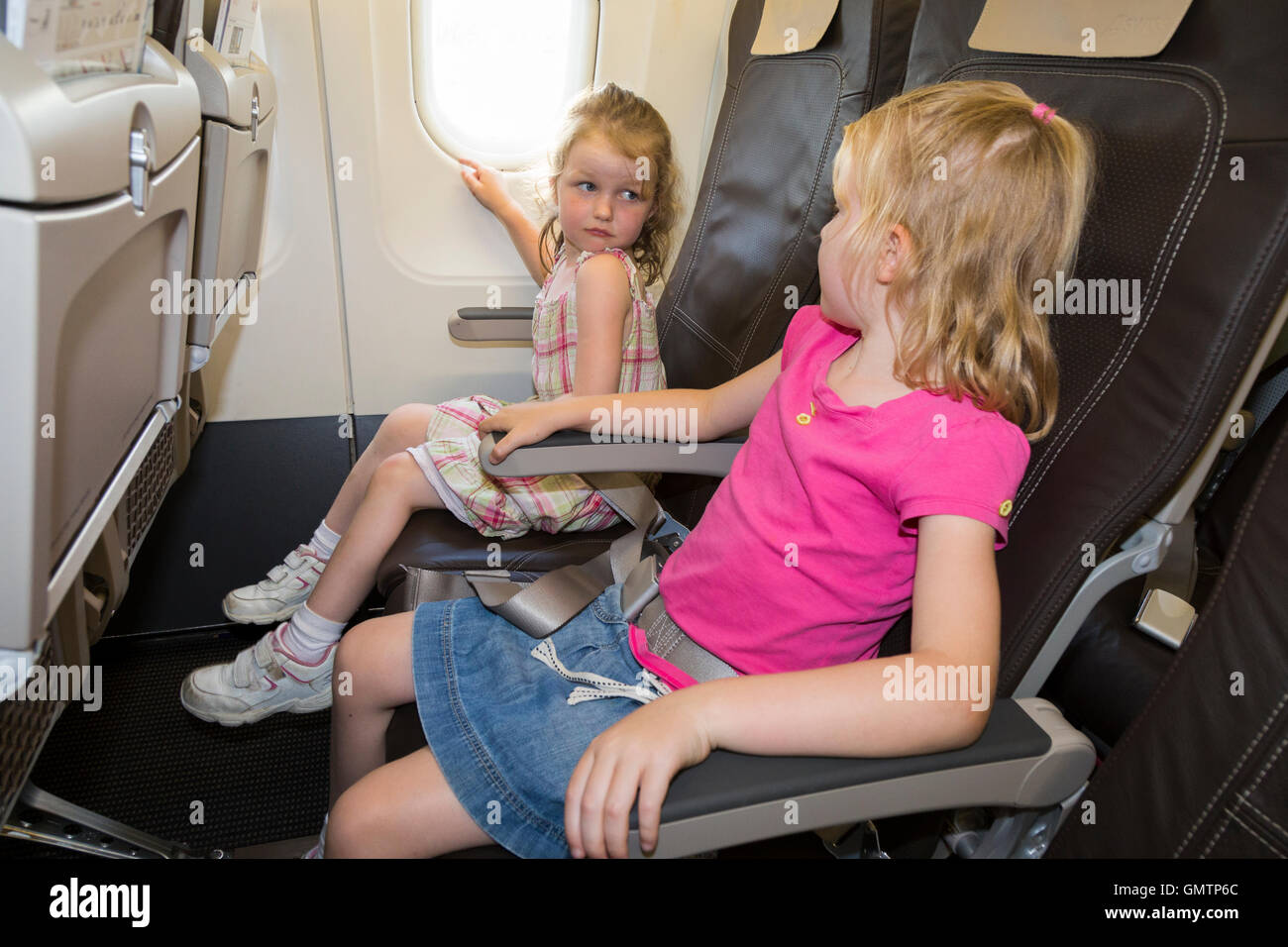 Kind / Kinder / zwei Schwestern im Alter von 6 und 4 Ferien / Urlaub / auf ein Flugzeug fliegen / Flugzeug / Flugzeug Flug Stockfoto