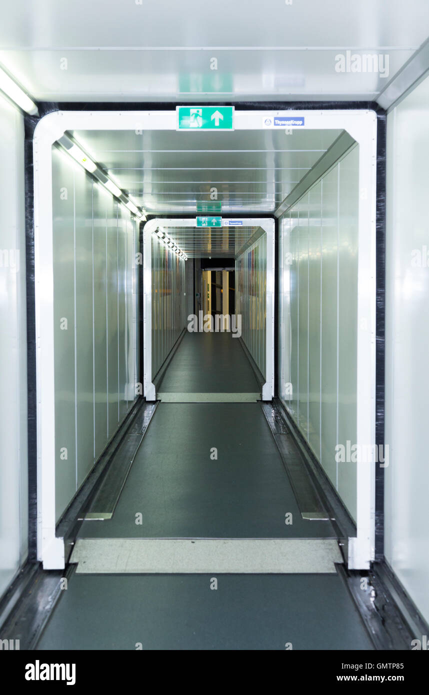 Sky Brücke Tor für Passagiere bis zum Board Boarding Flugzeug & Brand aus Flugzeug verlassen & geben Sie London Heathrow Flughafen / air port UK Stockfoto