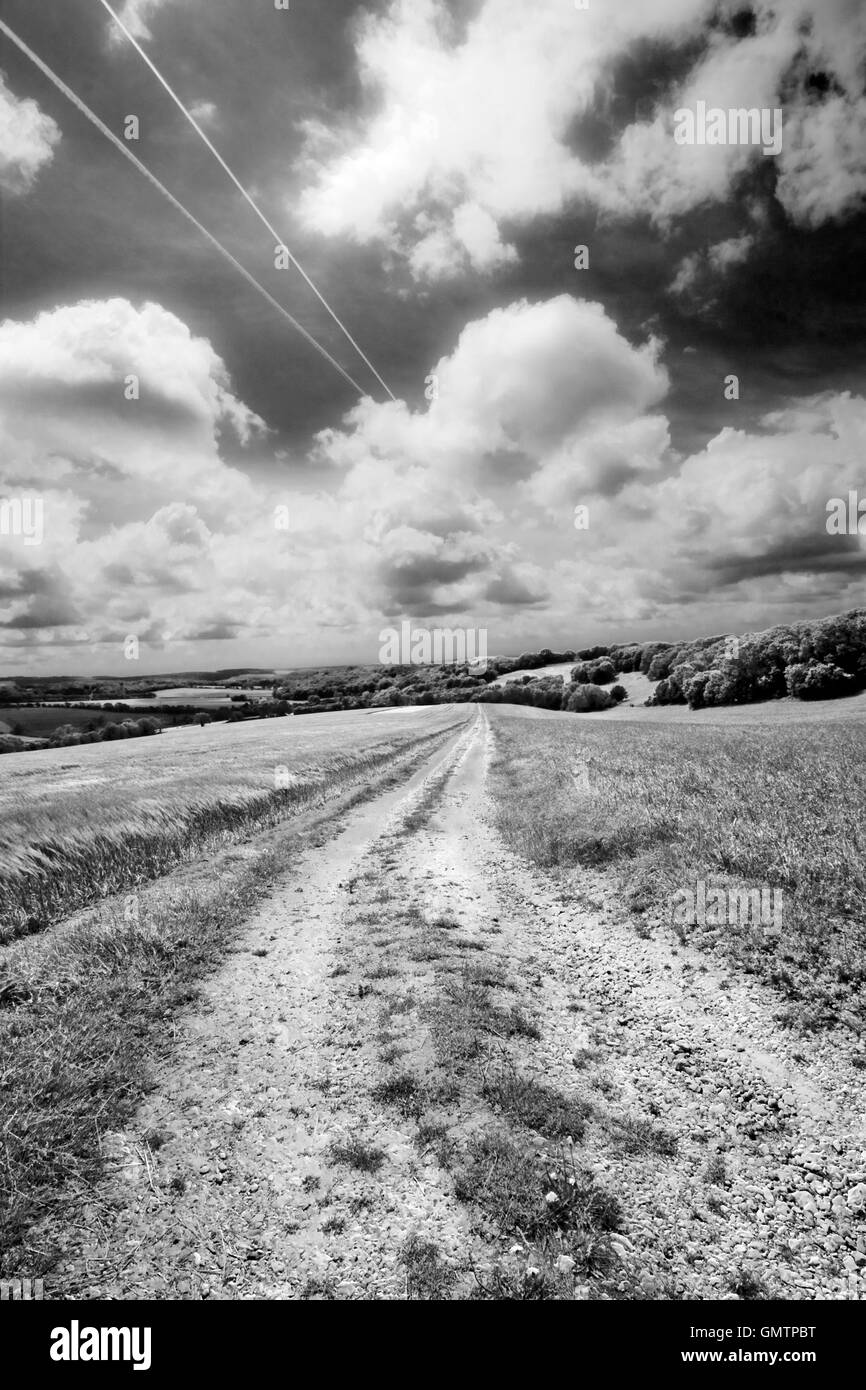 Kondensstreifen zeigen den South Downs Way Stockfoto