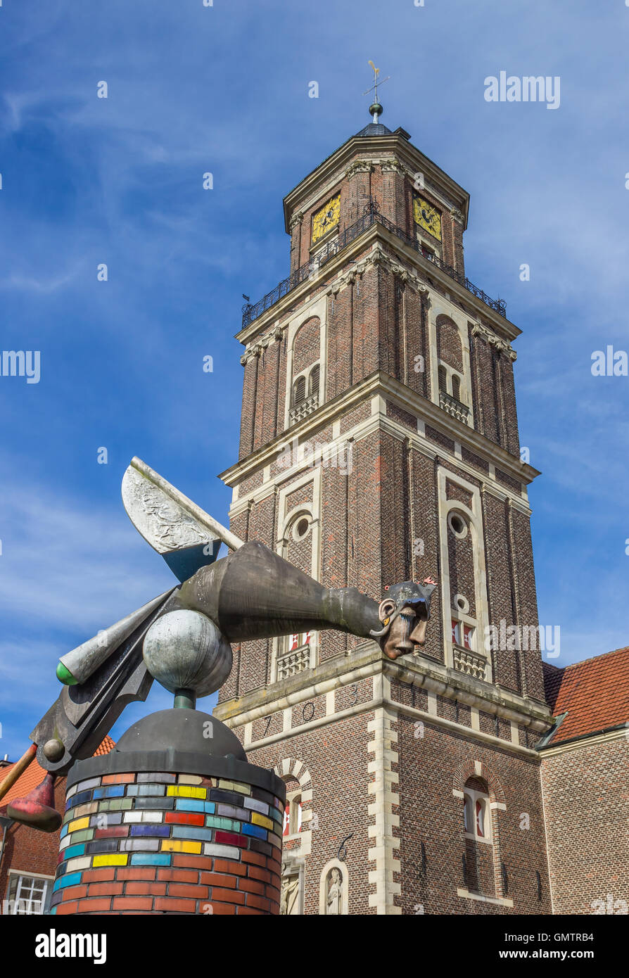 Skulptur und Kirchturm in Coesfeld, Deutschland Stockfoto