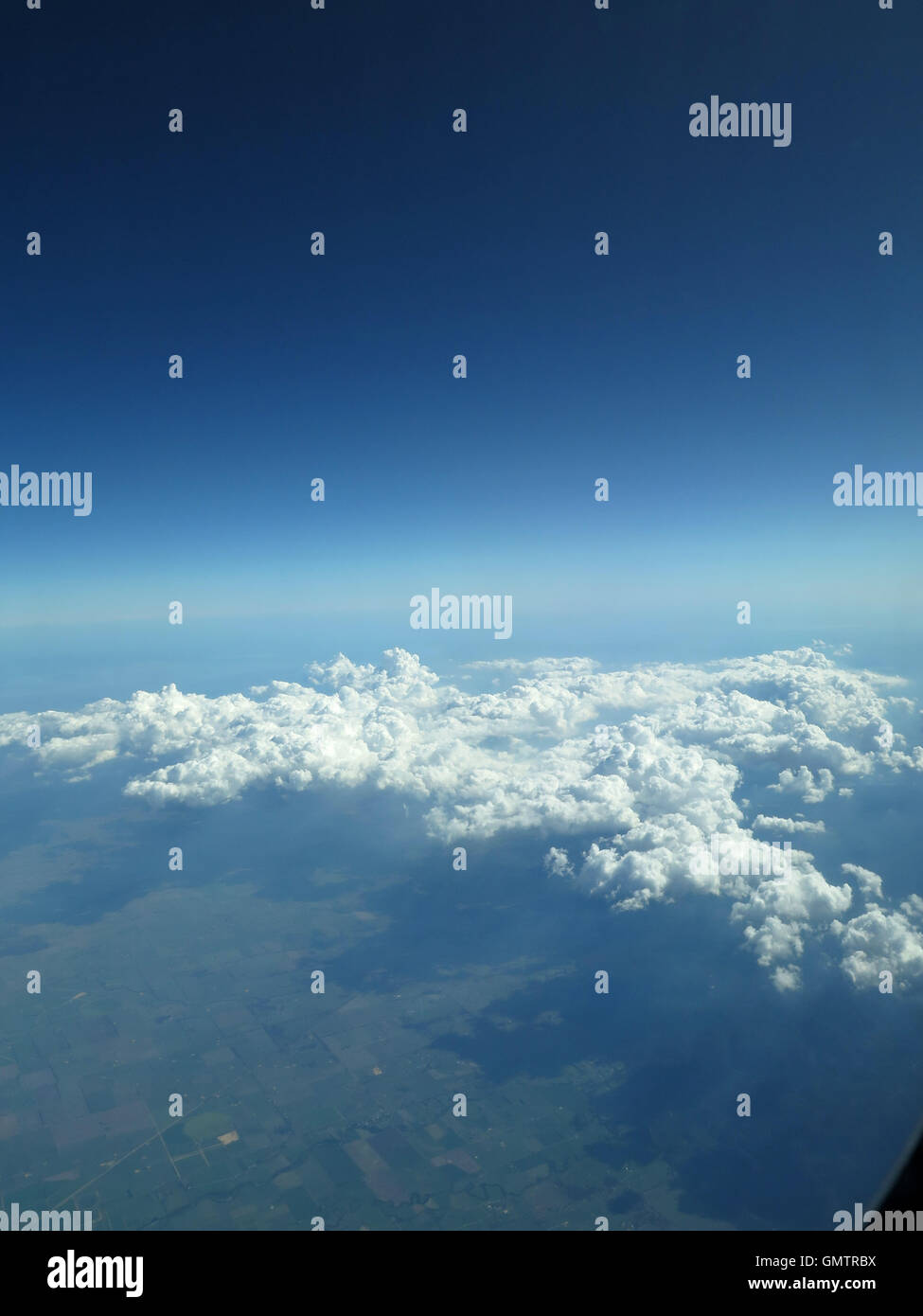 Deep-Sky und Wolken aus einem Flugzeug Stockfoto