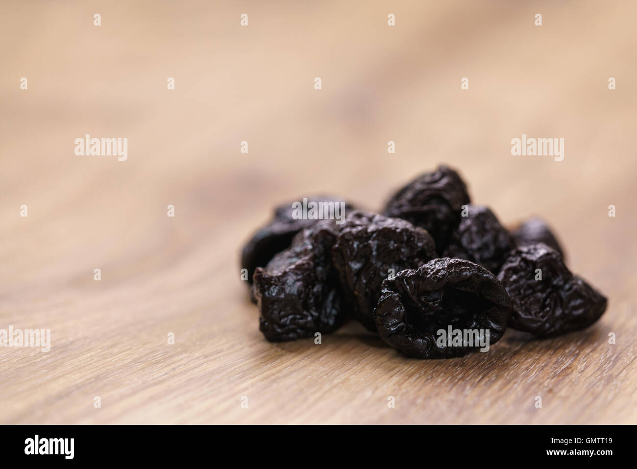 getrocknete Pflaumen auf Eiche Holz Tisch Stockfoto