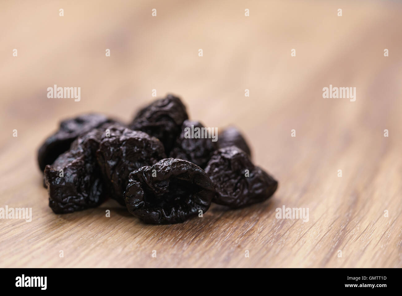 getrocknete Pflaumen auf Eiche Holz Tisch Stockfoto