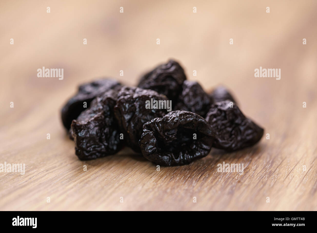 getrocknete Pflaumen auf Eiche Holz Tisch Stockfoto