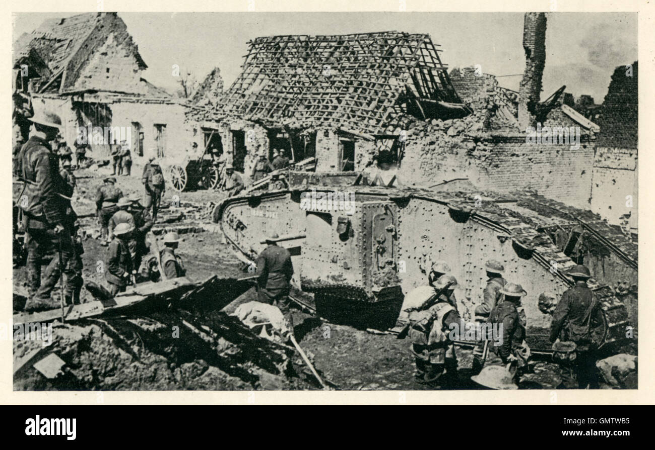 Britische Panzer nach oben, 1918 Schlachtfeld Foto eines Panzers hochschieben mit der Infanterie in der letzten alliierten Vormarsch des großen Krieges Stockfoto