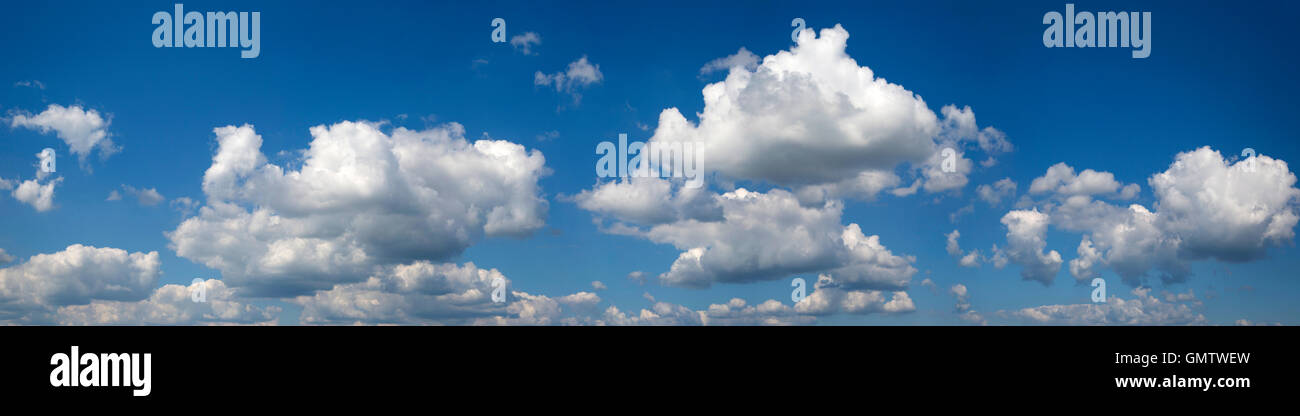 Panoramiv Blick auf weiße Wolken am blauen Sommerhimmel Stockfoto