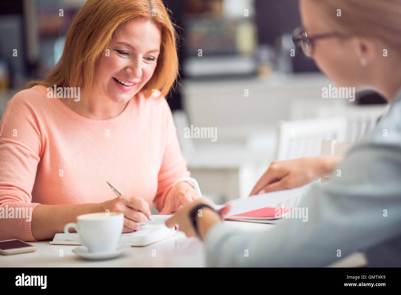 Fröhliche Frau, die Durchführung eines Interviews Stockfoto