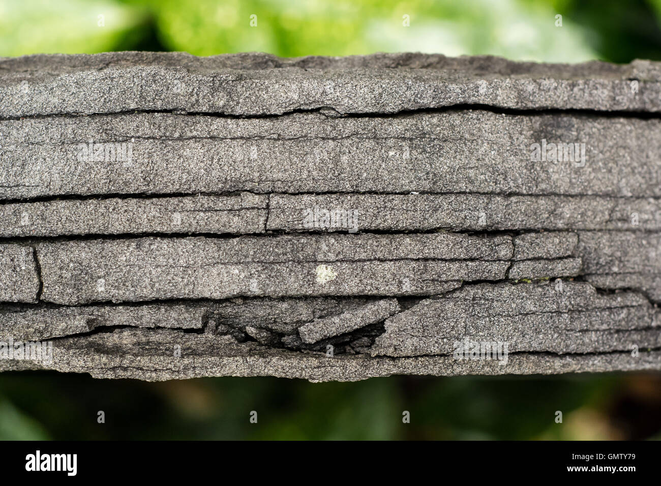 Risse in verwitterter Grabstein. Grabstein zeigt Risse durch Verwitterung, wo Wasser ein- und Einfrieren betont Stockfoto