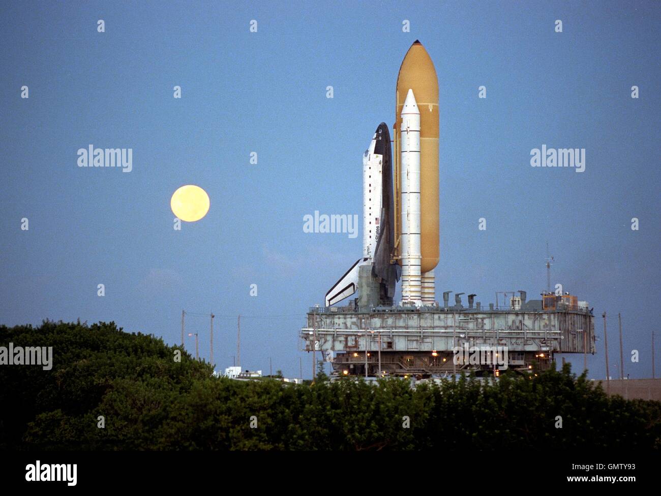 Space Shuttle Atlantis rollt zum Launchpad 39A auf einer hellen Mondnacht in Vorbereitung für den Start der Mission STS-86 am Kennedy Space Center 18. August 1997 in Cape Canaveral, Florida. STS-86 werden die siebte Andocken des Space Shuttle mit der russischen Raumstation Mir. Stockfoto