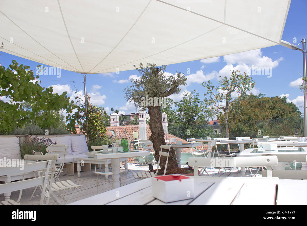 Outdoor-Restaurant-Terrasse am Dach mit Sonnenschirm Stockfotografie - Alamy