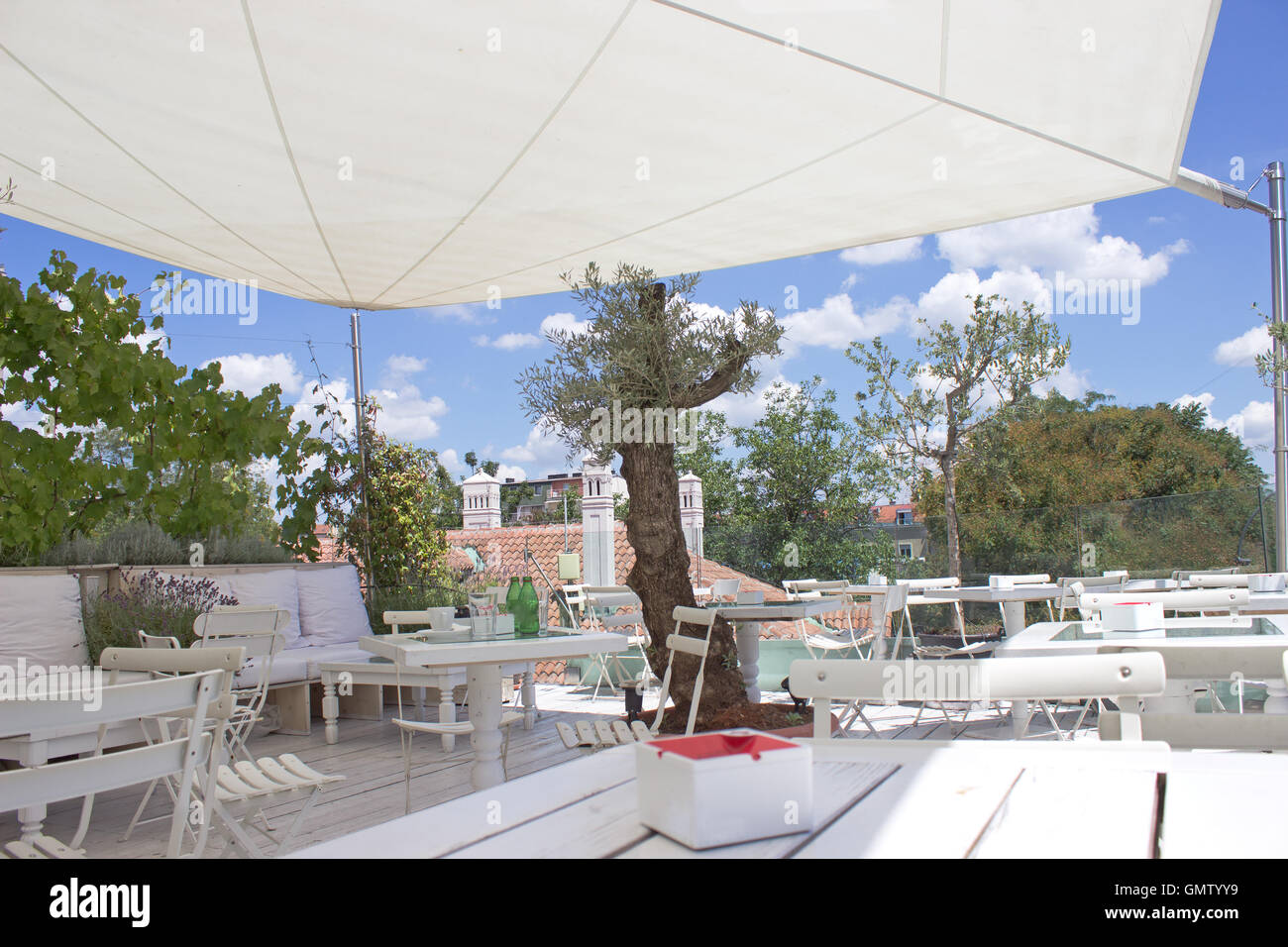 Outdoor-Restaurant-Terrasse am Dach mit Sonnenschirm Stockfoto