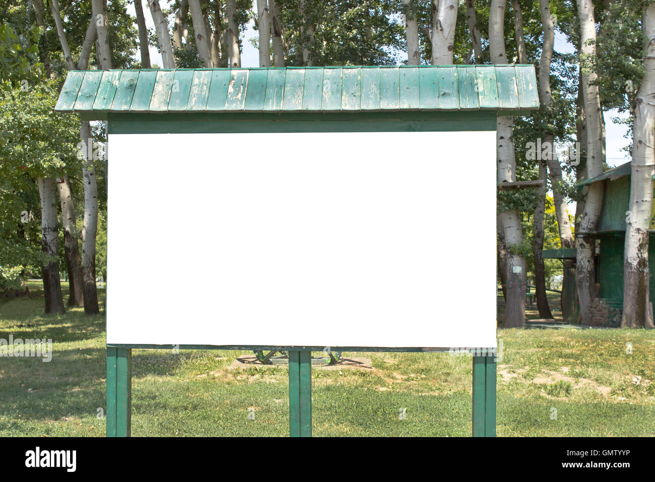 Leeren Plakatwand in einem park Stockfoto