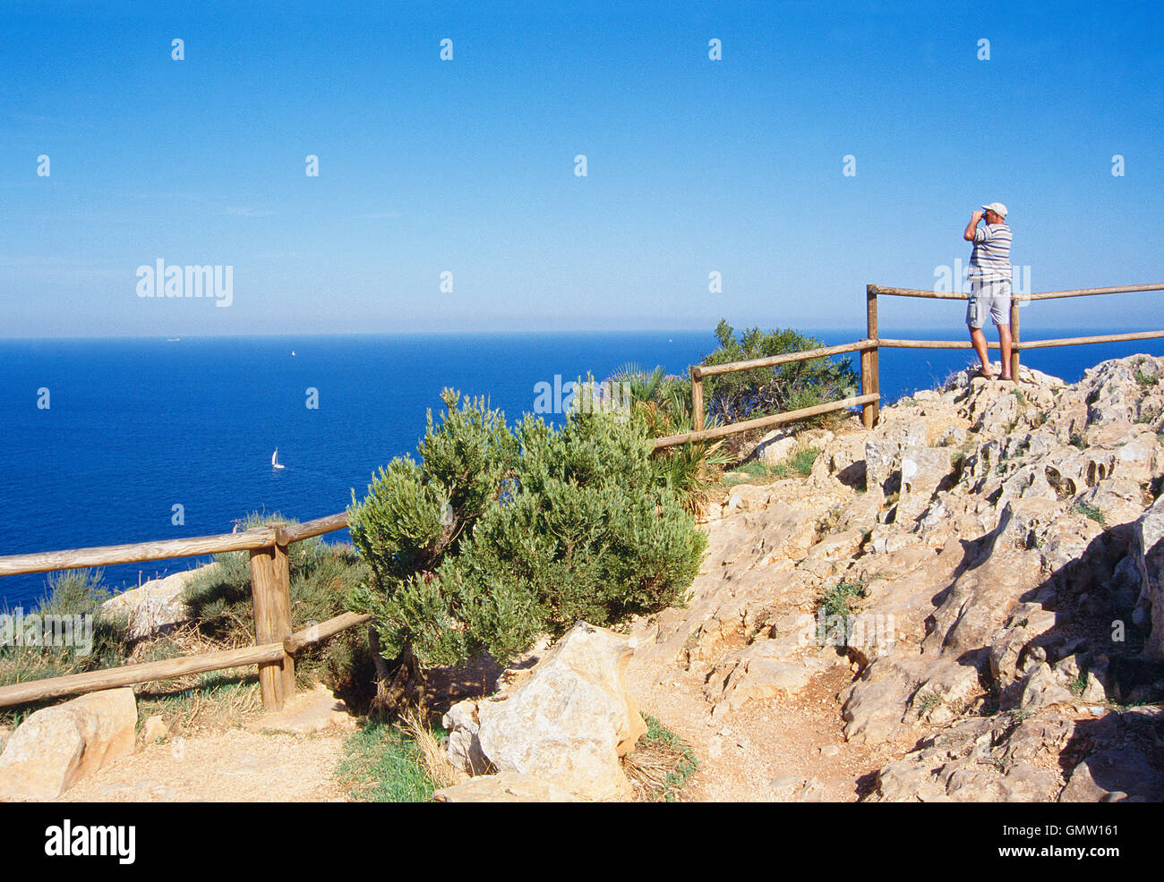 Mann am Aussichtspunkt. Cabo De La Nao, Provinz Alicante, Comunidad Valenciana, Spanien. Stockfoto