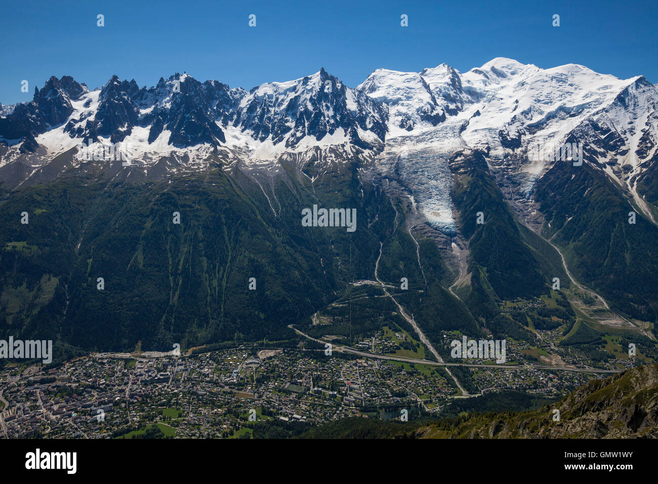 Blick vom Le Brevent zum Tal von Chamonix Mont-Blanc Massivs, Frankreich, Alpen. Stockfoto