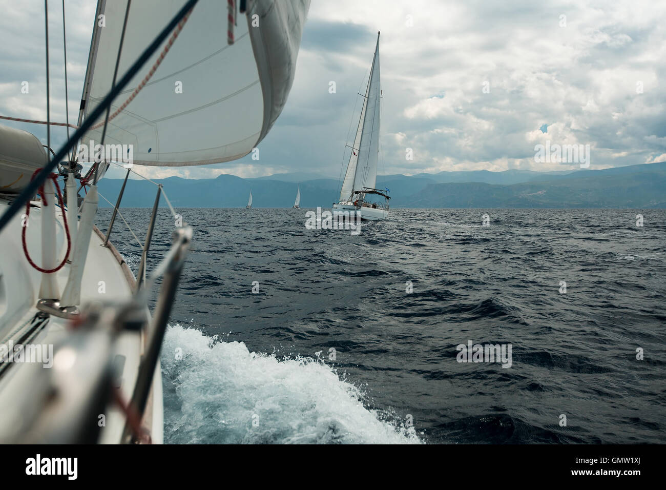 Yacht-Rennen auf dem Meer bei bewölktem Wetter. Luxus-Boote. Segeln. Stockfoto