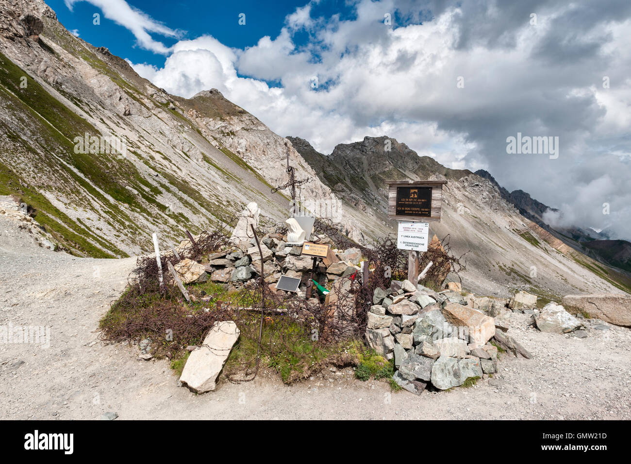 Die Dolomiten, Trentino, Italien. Große Krieg Denkmal auf dem bergigen Front zwischen Italien und Österreich am Passo delle Selle Stockfoto