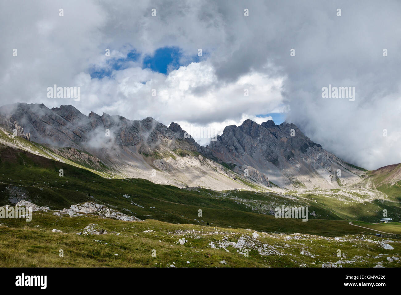 Die Dolomiten, Italien. Das Costabella Bergrücken oberhalb der Passo San Pellegrino im Sommer - die Forcella del Ciadin auf der rechten Seite Stockfoto