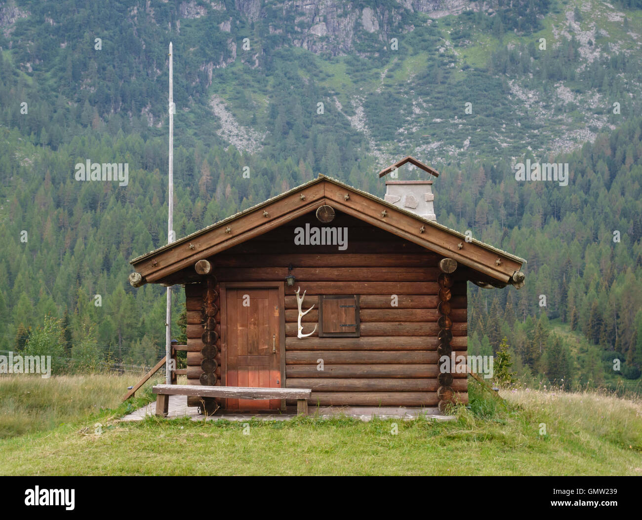 Die Dolomiten, Trentino, Norditalien. Eine einsame hölzerne Berghütte Passo San Pellegrino Stockfoto