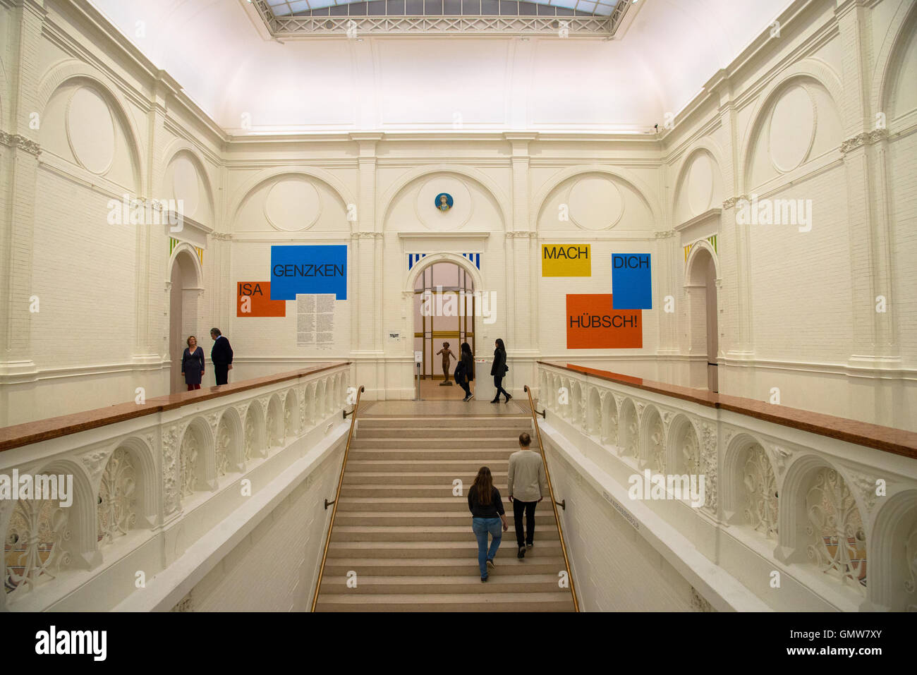 Besucher in der zentralen Halle im Stedelijk Museum amsterdam Stockfoto
