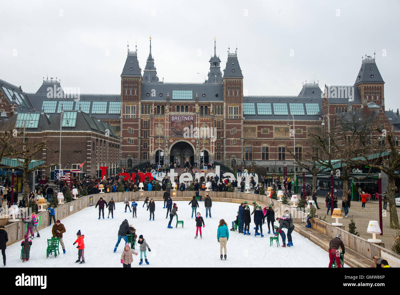 Rijksmuseum mit Skatern im Winter in amsterdam Stockfoto