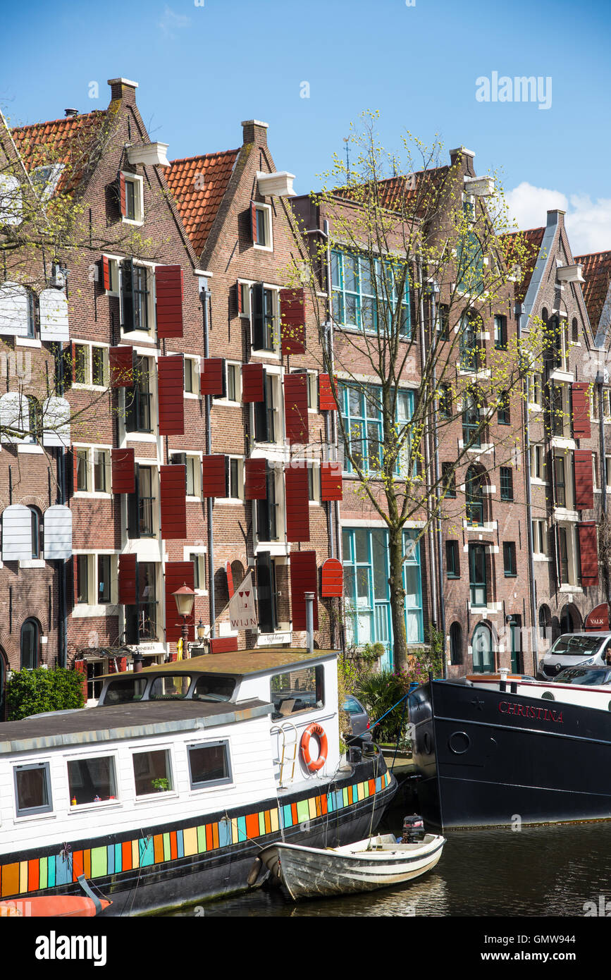 historische Gebäude und Hausboot am Kanal in amsterdam Stockfoto