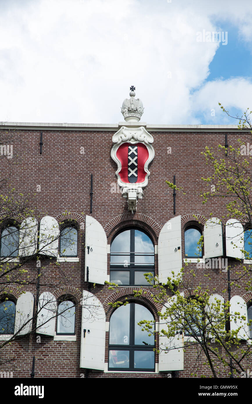 Amsterdam-Waffe auf historische Gebäude Stockfoto