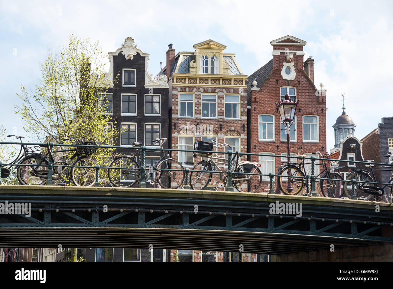 Amsterdamer Architektur mit Fahrrädern und Brücke Stockfoto