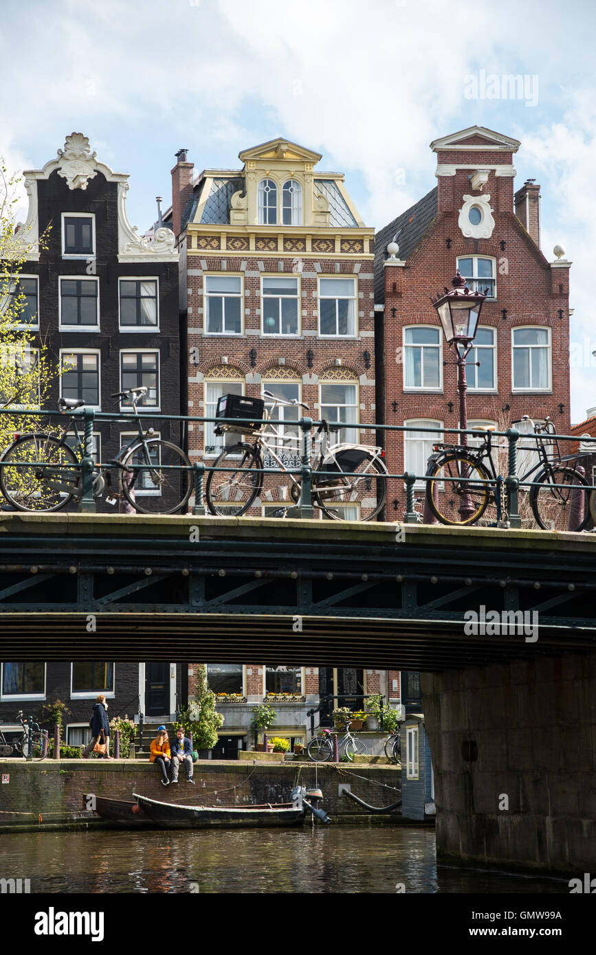 Amsterdamer Architektur mit Fahrrädern und Brücke Stockfoto