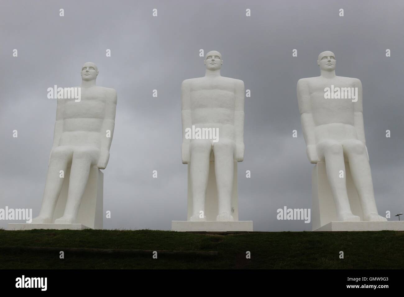 Die monumentale Skulptur Männer auf See, an der Küste in der Nähe von Esbjerg. Es ist 30 Meter oder 9 Meter hoch. Dänemark, Skandinavien, Europa. Stockfoto