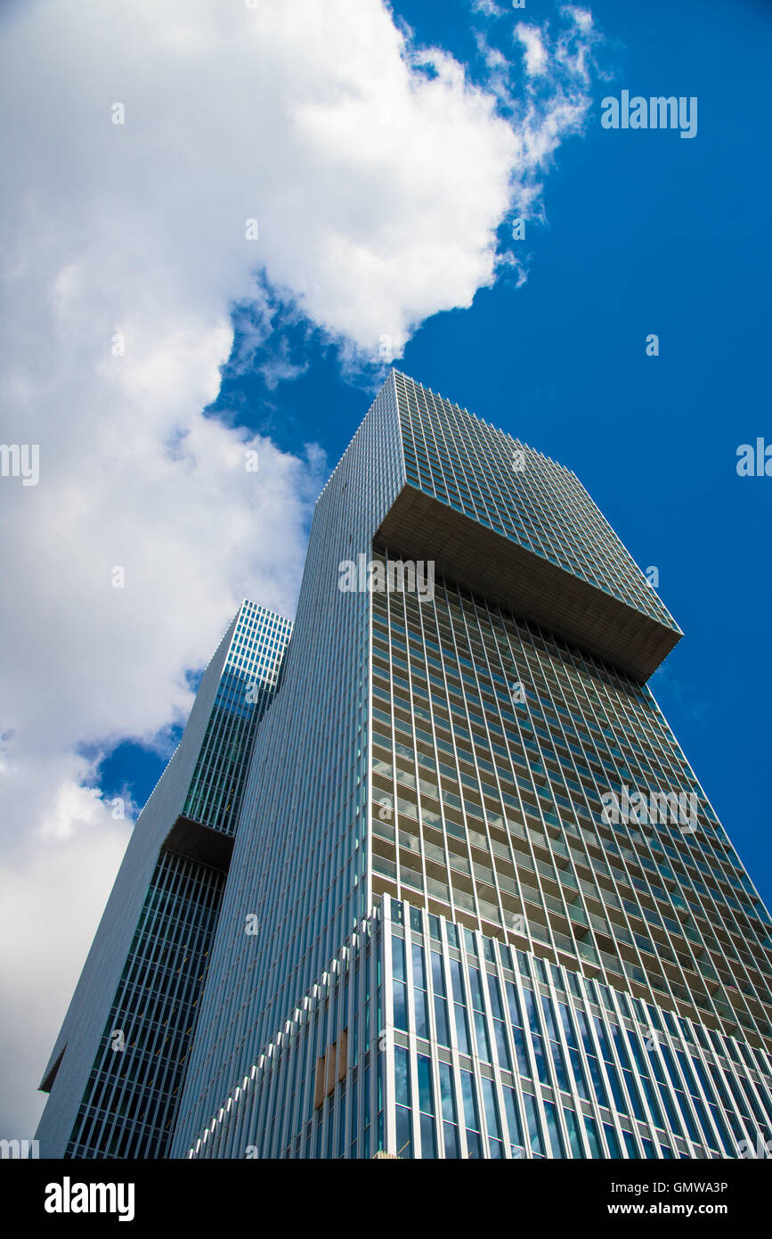 Wolkenkratzer in Rotterdam Holland mit Wolken und blauer Himmel Stockfoto