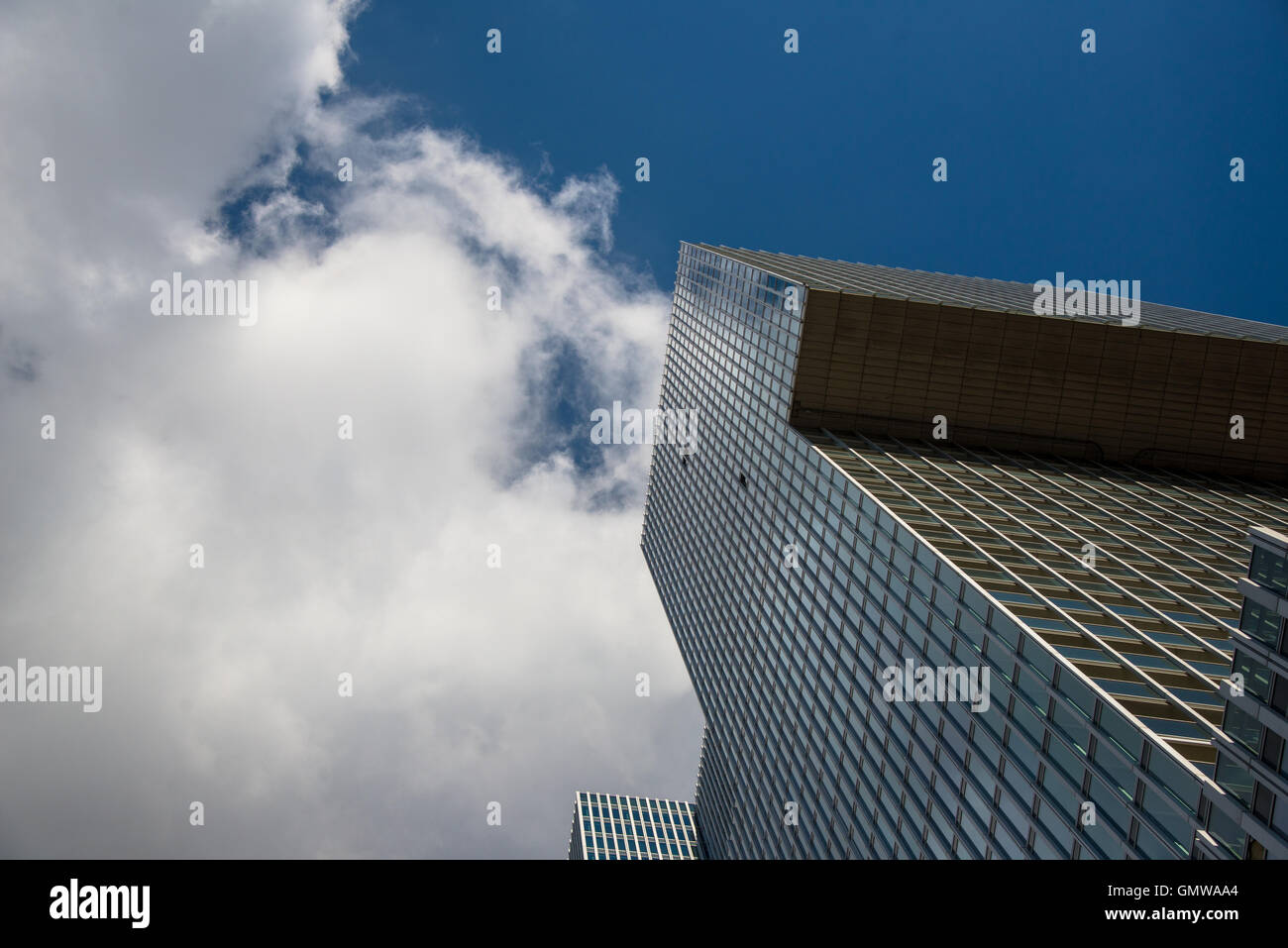 Wolkenkratzer in Rotterdam Holland mit Wolken und blauer Himmel Stockfoto