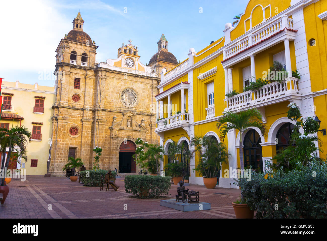 Ansicht der Kolonialarchitektur und die Kirche San Pedro Claver in Cartagena, Kolumbien Stockfoto