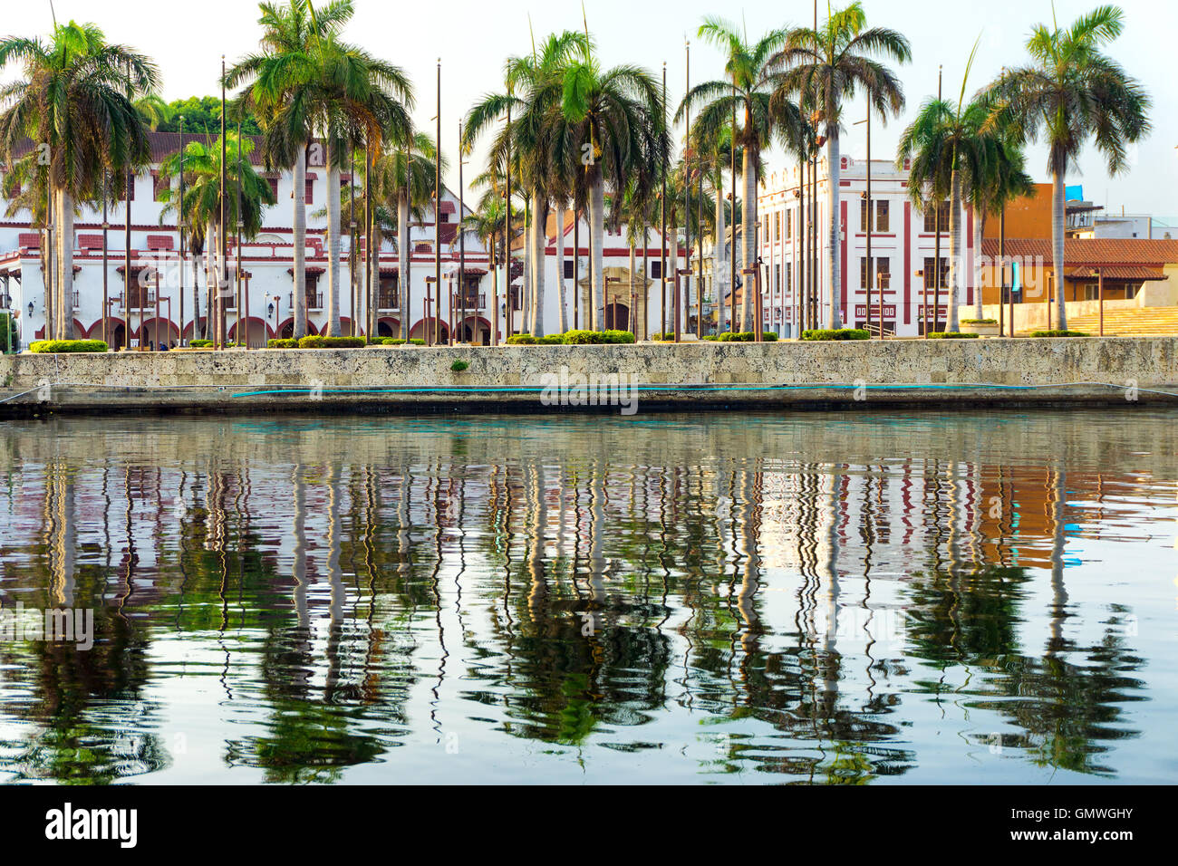 Gebäude aus der Kolonialzeit spiegelt sich in der Bucht in Cartagena, Kolumbien Stockfoto