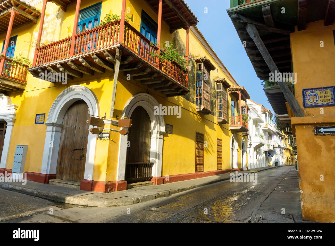 Blick auf die beeindruckende Kolonialarchitektur in der Altstadt von Cartagena, Kolumbien Stockfoto