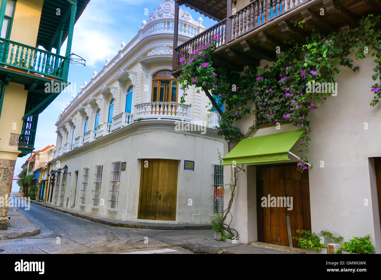 Straßenecke der schönen Kolonialarchitektur in Cartagena, Kolumbien Stockfoto