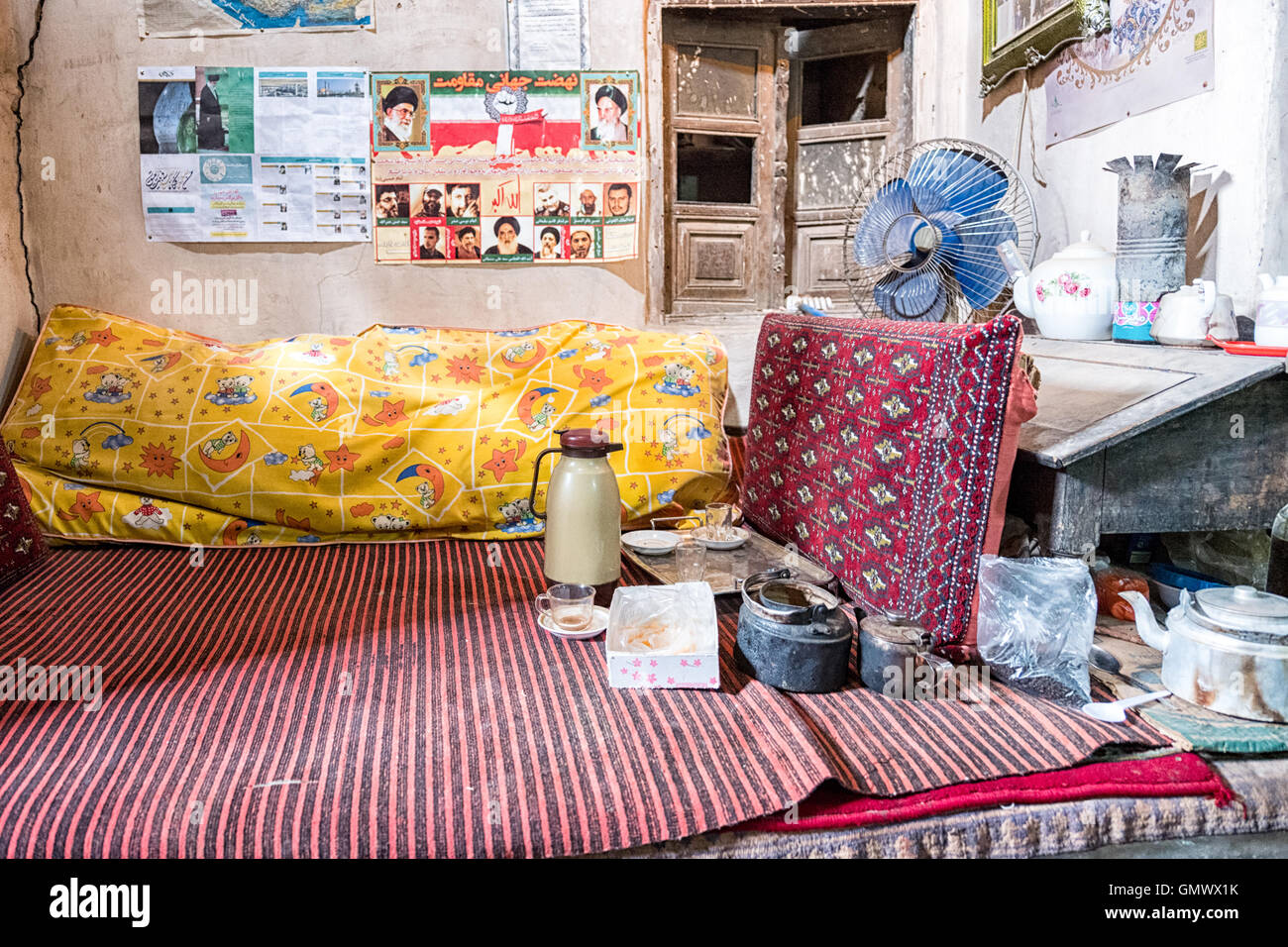 Mohammed Mehdi Mohhebi, ölverarbeitenden Shop-Betreiber Bett und Tee in seiner alten Öl-Verarbeitung-Mühle in Isfahan, Iran. Stockfoto