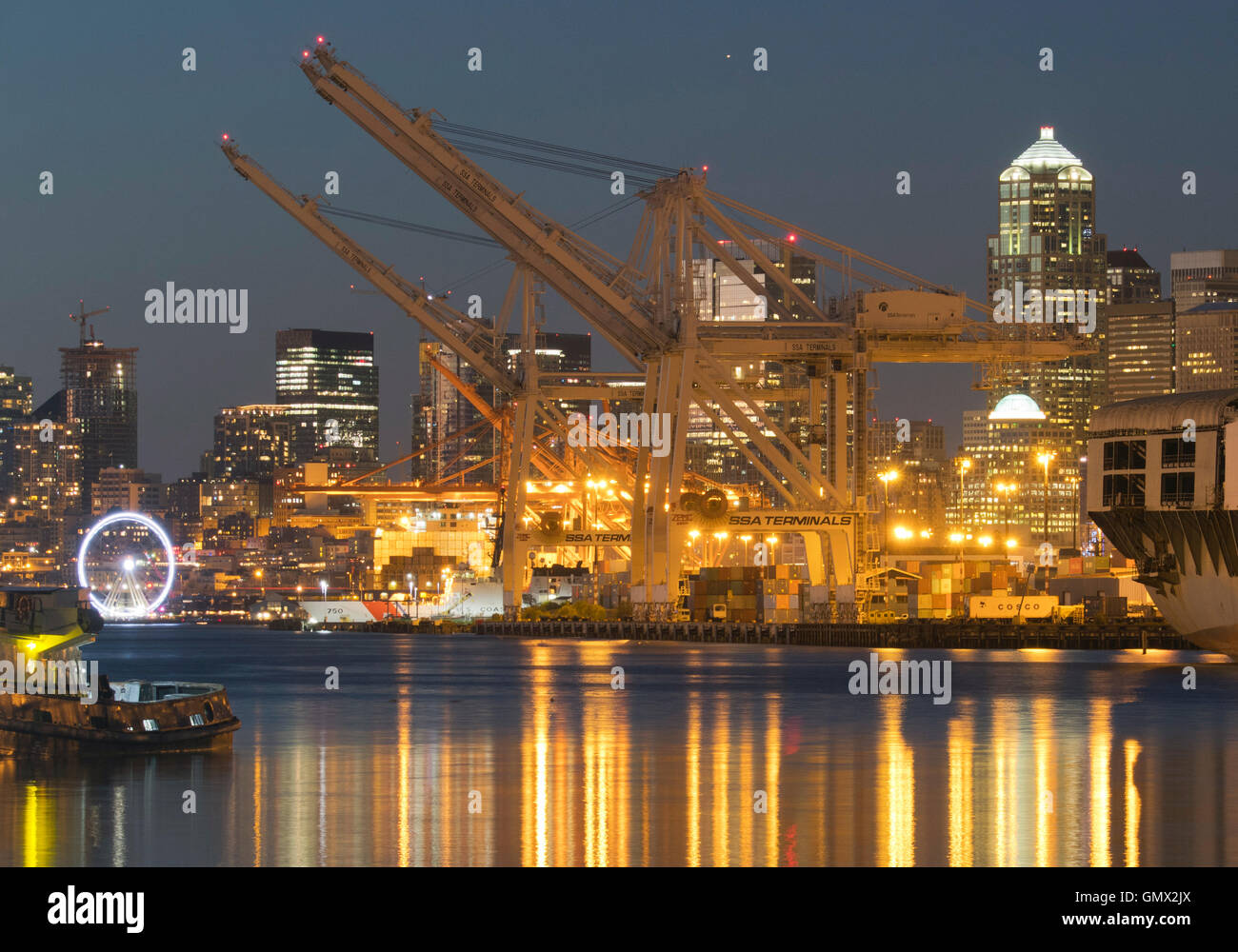 Abenddämmerung am Meer und Hafen, Elliot Bay, Seattle, Washington Stockfoto