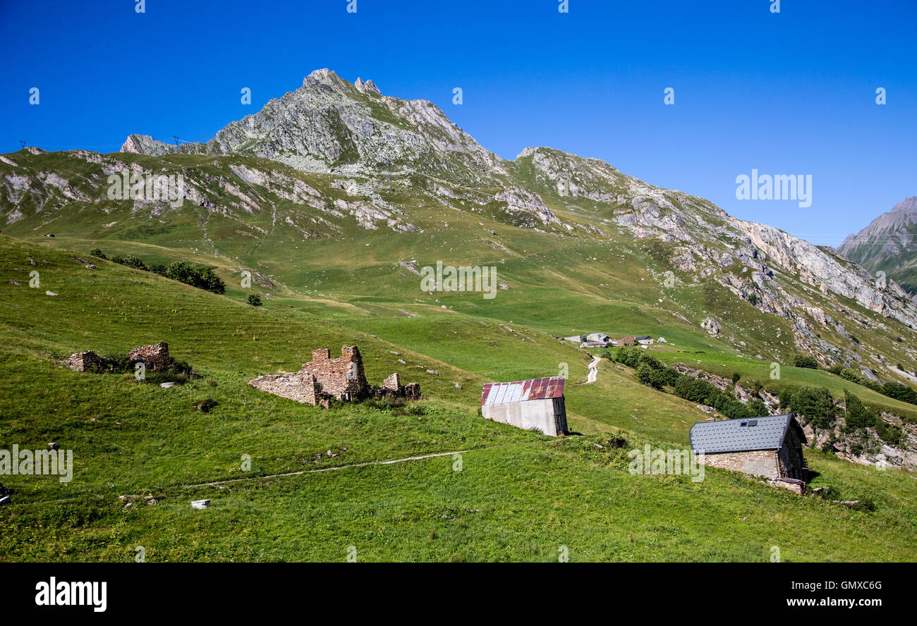 Berghütten und Scheunen La Plagne Frankreich Stockfoto