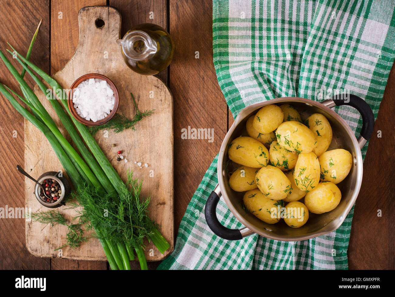 Neue Kartoffeln, gewürzt mit Dill und Butter. Ansicht von oben Stockfoto