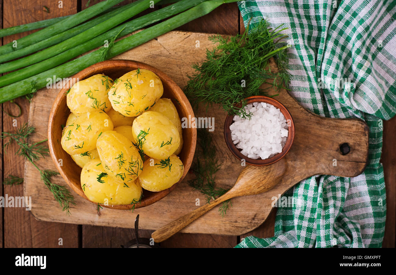 Neue Kartoffeln, gewürzt mit Dill und Butter. Ansicht von oben Stockfoto