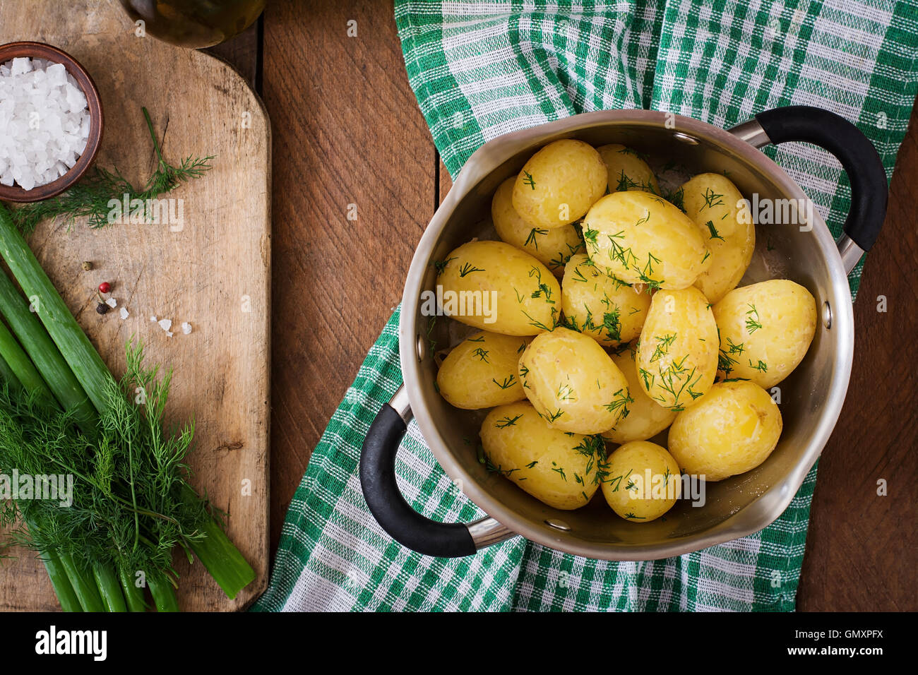 Neue Kartoffeln, gewürzt mit Dill und Butter. Ansicht von oben Stockfoto