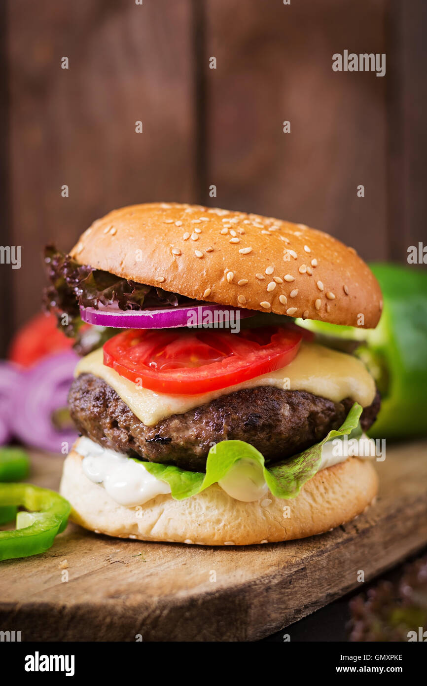 Big Sandwich - Hamburger Burger mit Rindfleisch, Käse, Tomaten und Tartar sauce. Stockfoto