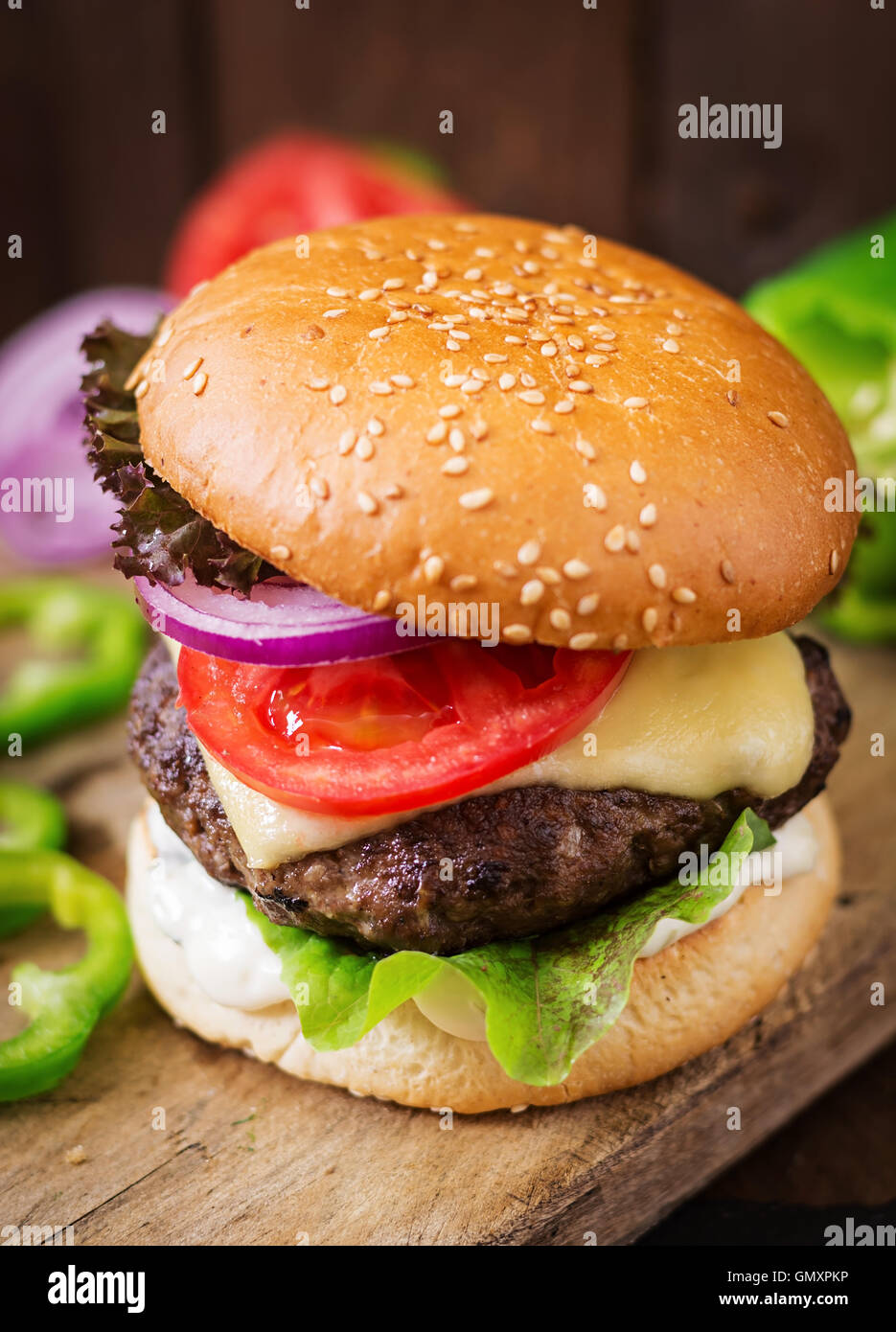 Big Sandwich - Hamburger Burger mit Rindfleisch, Käse, Tomaten und Tartar sauce. Stockfoto