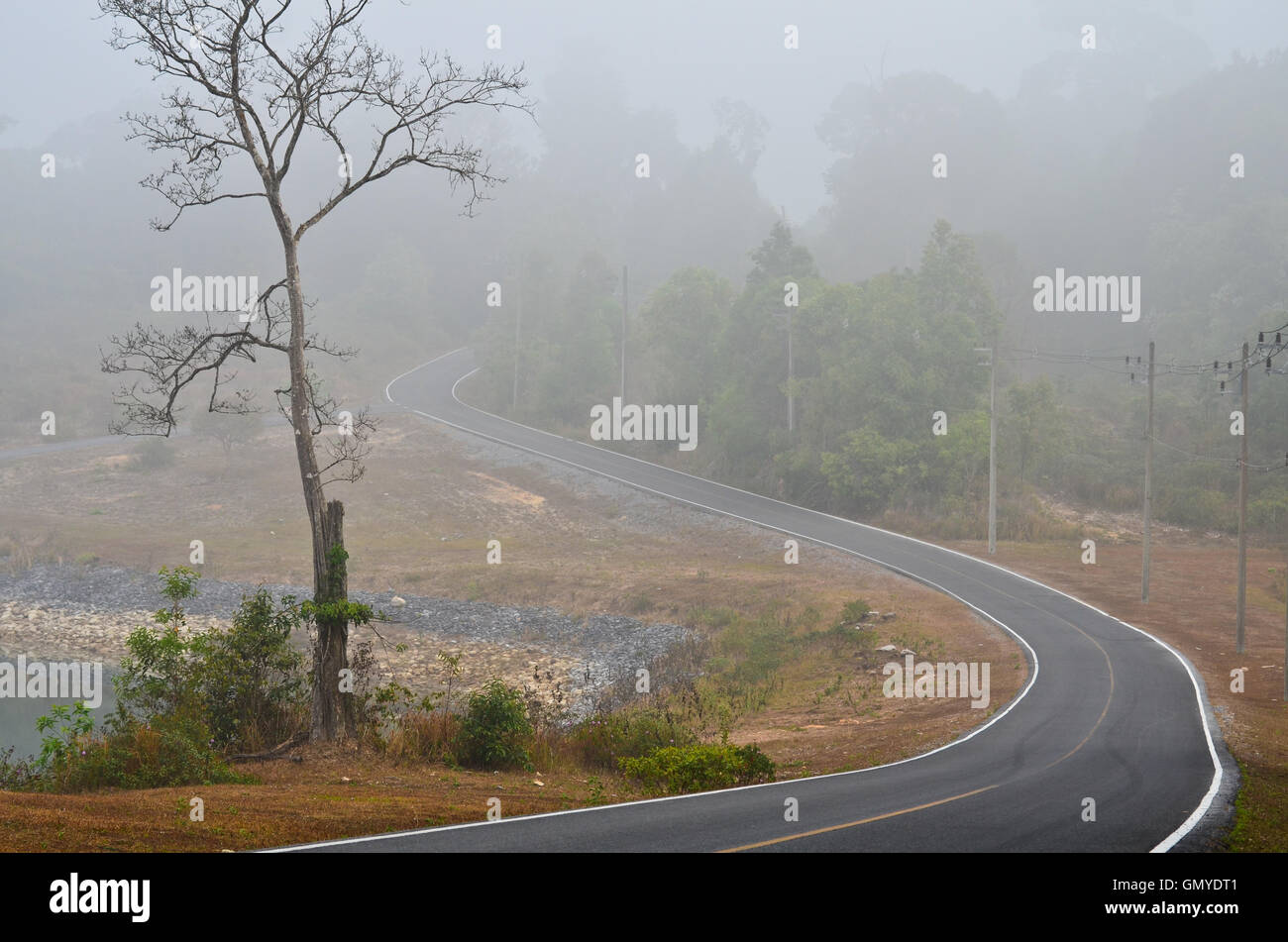 Strecke von der Straße im Tal. Stockfoto