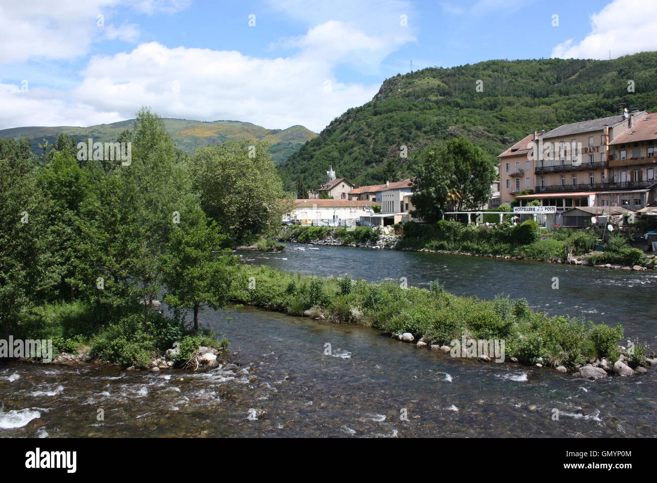 Häuser am Fluss in Tarascon-Sur-Ariège, Languedoc, Frankreich Stockfoto