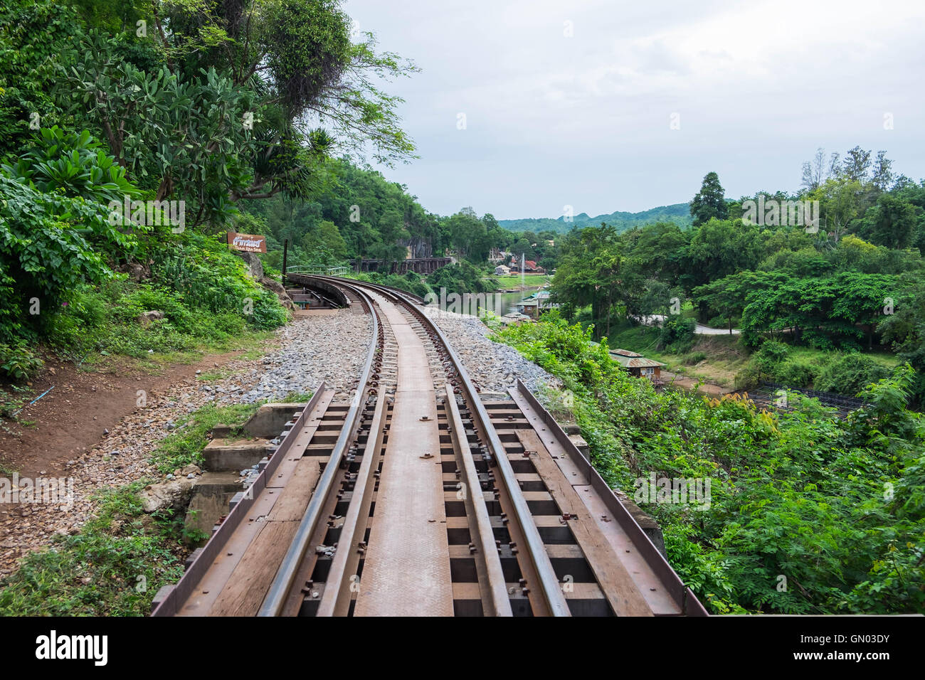 Der Tod Eisenbahnbrücke bei Krasae Höhle in Kanchanaburi, Thailand. Stockfoto