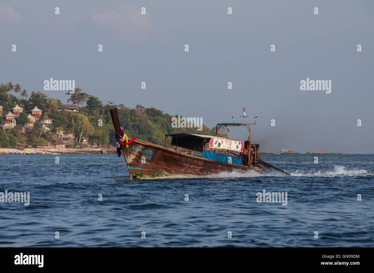 Kho Phi Phi, Thailand - 2. August 2010: Longboat auf Bucht von Phi Phi Island, Provinz Krabi, Thailand Stockfoto