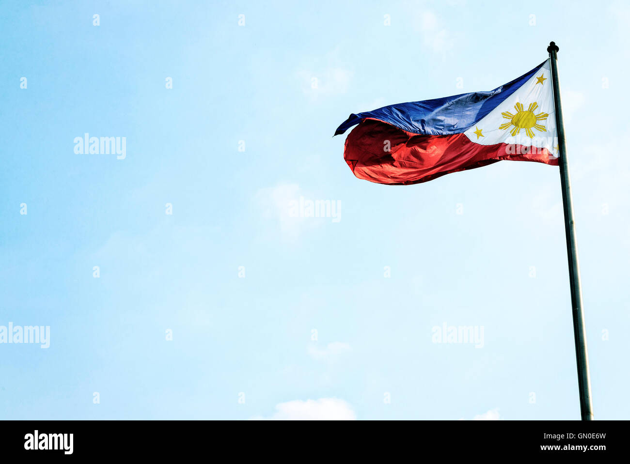 Philippinische Flagge am Fahnenmast in Manila Philippinen Stockfoto