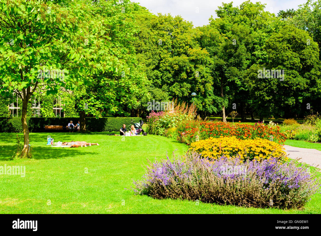 Lund, Schweden - 24. August 2016: Sonniger Tag im öffentlichen botanischen Garten mit Menschen genießen die Wärme und Ruhe von der Stockfoto