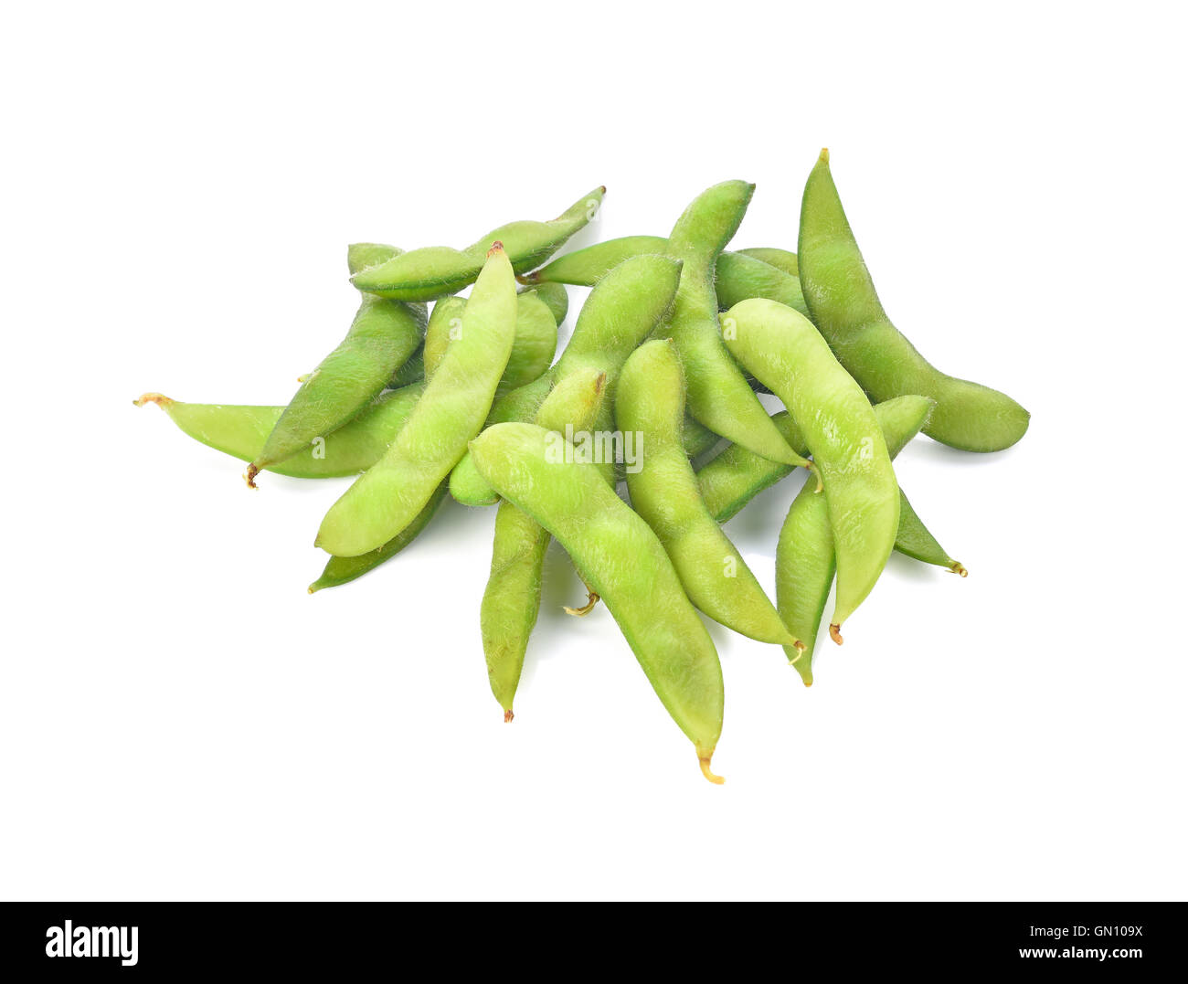 Grüne Sojabohnen auf weißem Hintergrund Stockfoto